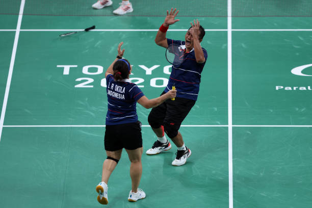 專業教練示範：羽毛球高遠球的標準動作要領