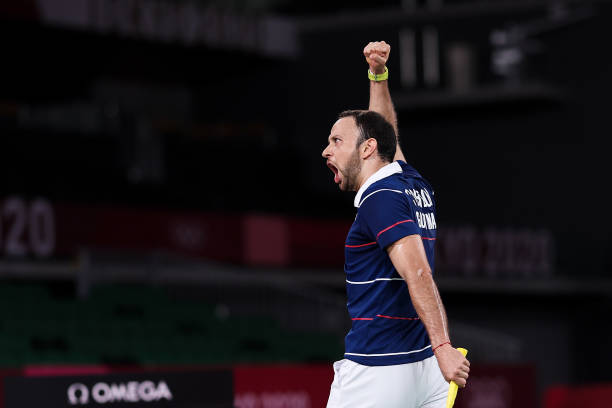 小學生羽毛球基本功：正手與反手擊球詳解