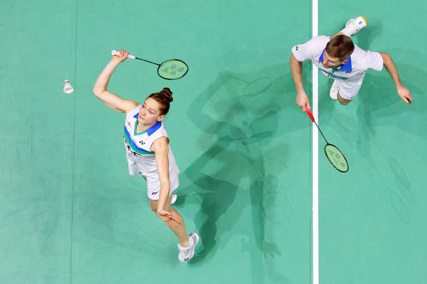 羽毛球雙打比賽中的發球與接發球界線要求