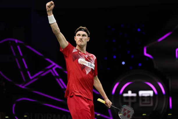 羽毛球殺球教學：從發力到落點的圖解指南