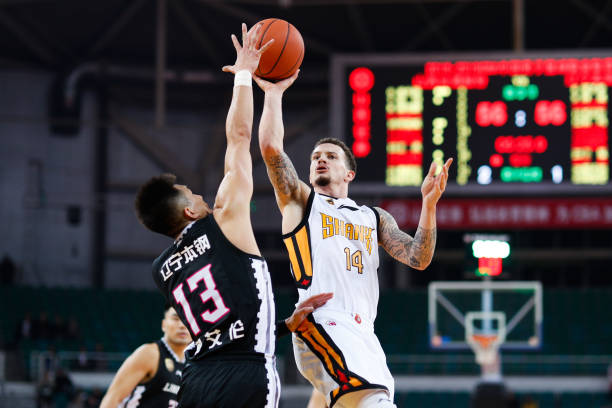 從裁判手勢讀懂判罰：當罰球搶籃板違例發生時