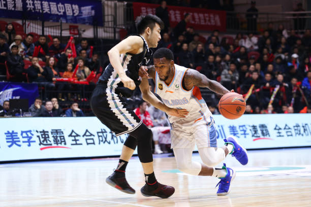 籃球場地膠墊價格解析：不同材質與規格的對比