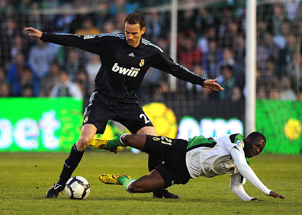 重新開始比賽的方式：球門球與任意球的開球規則有何不同？