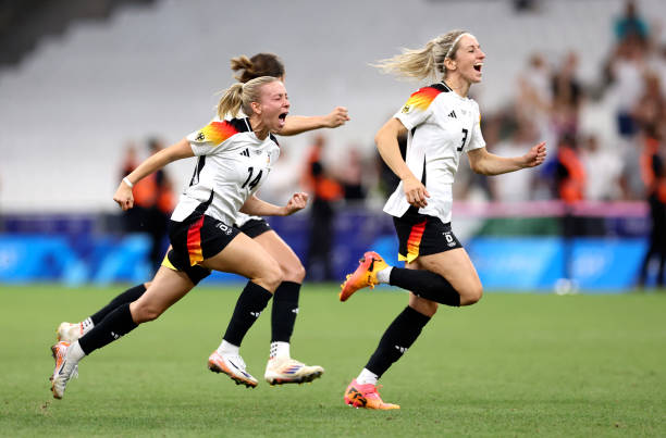 點球規則中的細節：擊中門框後補射的合法性分析