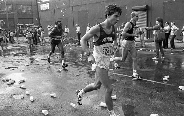 短跑賽場驚險一幕：男運動員關鍵部位意外甩出