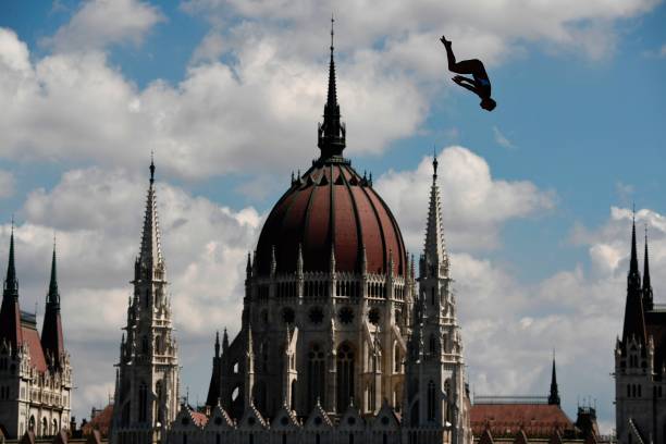 如何折出飛得最遠的紙飛機？長跑冠軍折法揭秘