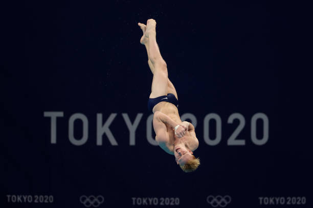 伏明霞與梁錦鬆的婚姻：外界怎麽看這段“父女戀”？