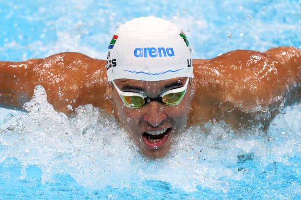 小黃毛在遊泳比賽中獲得第幾名？