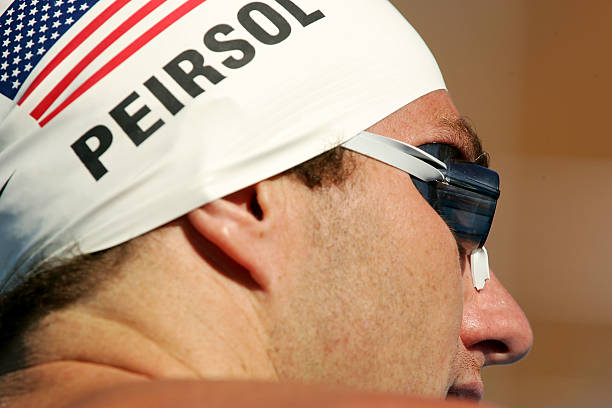 從物理學角度解讀遊泳時的水麵位置