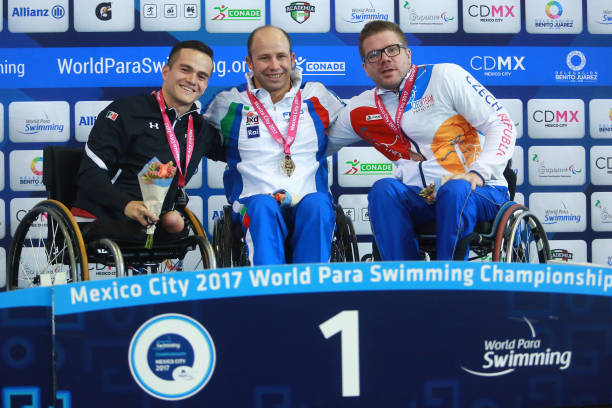 掌握遊泳比賽繪畫技巧：如何畫出動態感十足的水中場景