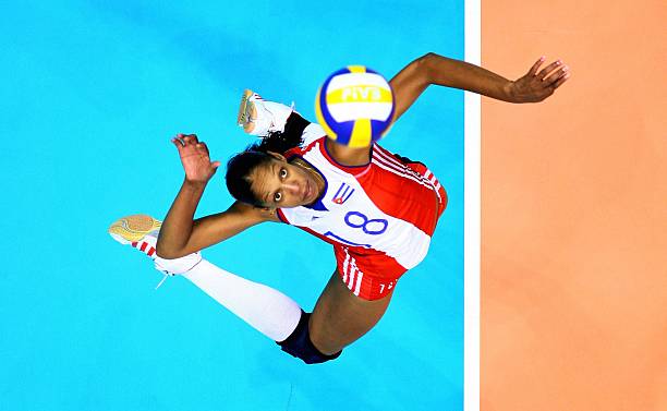 排球場地尺寸規範：長度和寬度各為多少米？