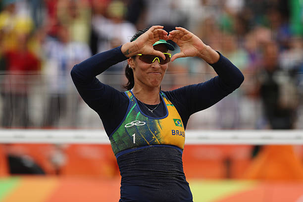 排球場地的線寬標準是多少厘米？