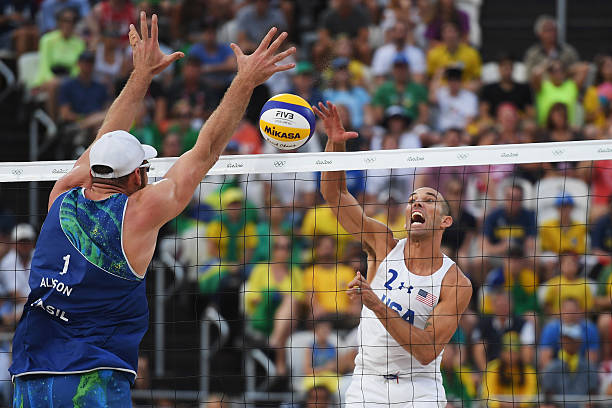 排球場上移動技巧：保持正確姿勢的跑動與轉身