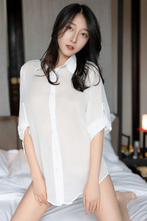 被两个男人咬住吃奶野战